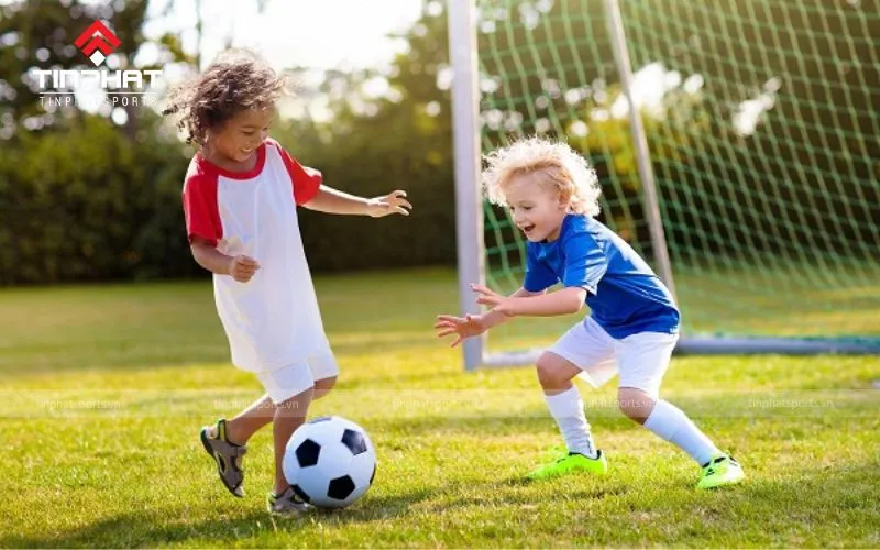 Lựa chọn quả bóng đá có size phù hợp cho trẻ khi tập luyện