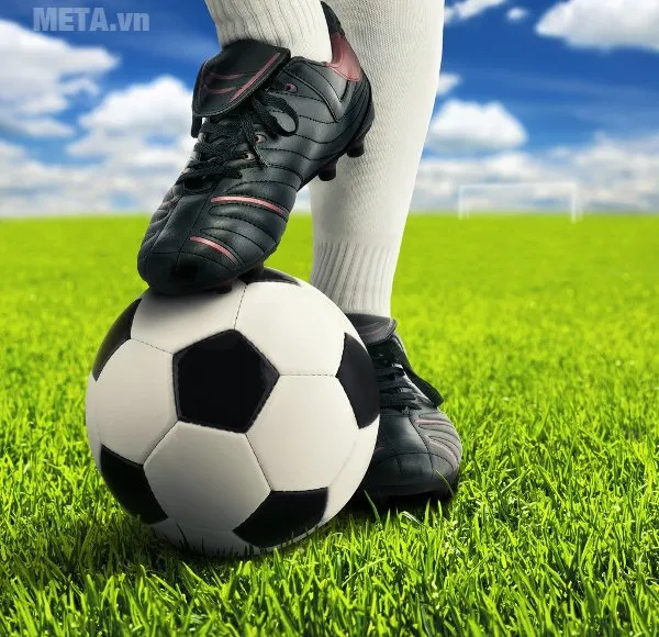 Cận cảnh bề mặt quả bóng đá tiêu chuẩn, cho thấy chất liệu vỏ polyurethane bền bỉ và độ hoàn thiện cao, đạt chỉ số UHV.