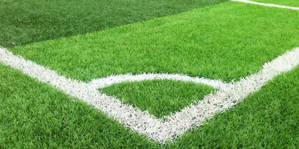 Sân cỏ nhân tạo Turf Floor (TF) với cỏ ngắn, nền cứng, phổ biến ở Việt Nam