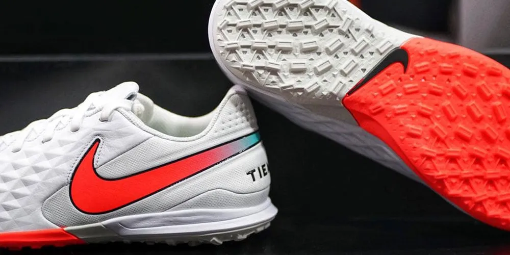 Nguy cơ chấn thương khi dùng giày đinh AG không phù hợp trên sân cỏ nhân tạo TF cứng