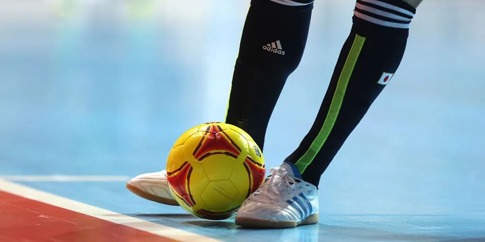 Sân futsal trong nhà với bề mặt sàn gỗ hoặc gạch ở Việt Nam