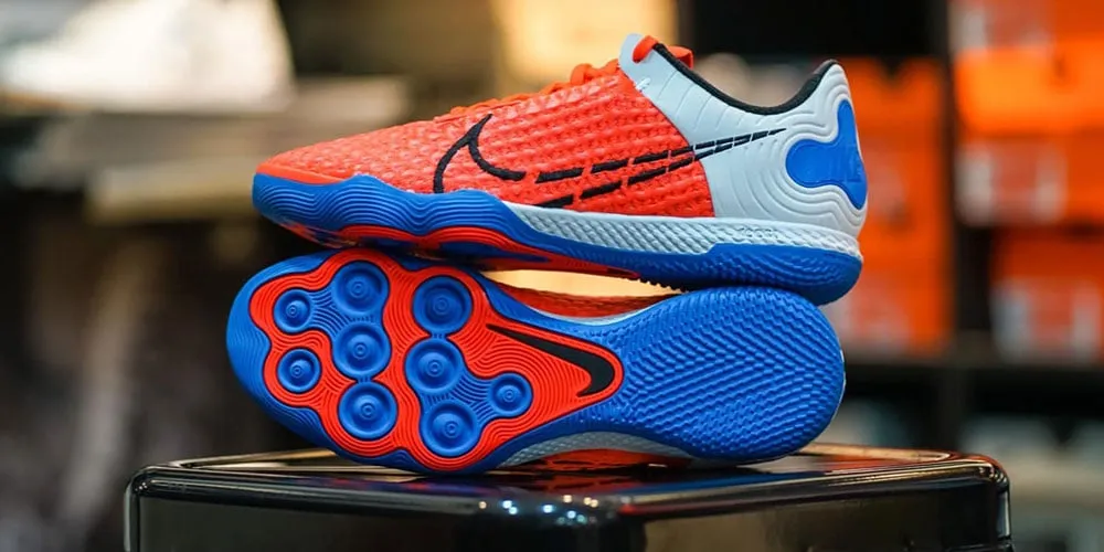 Giày bóng đá đế bằng IC chuyên dụng cho sân futsal với đế chống trượt và đệm êm