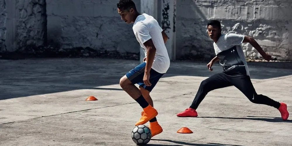 Sân bóng đá futsal ngoài trời hoặc sân đường phố phổ biến ở Việt Nam