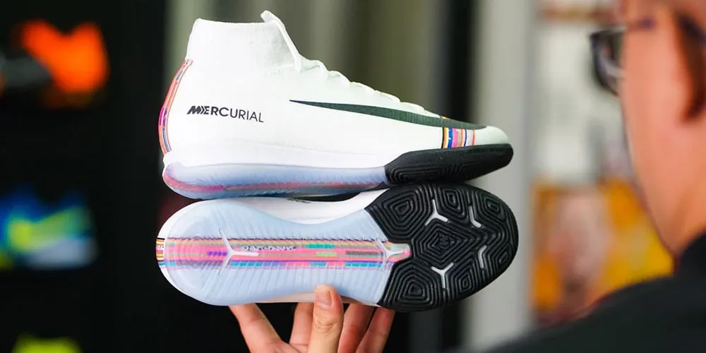 Sử dụng giày đế bằng IC trên sân cỏ nhân tạo tại Việt Nam – một lựa chọn linh hoạt