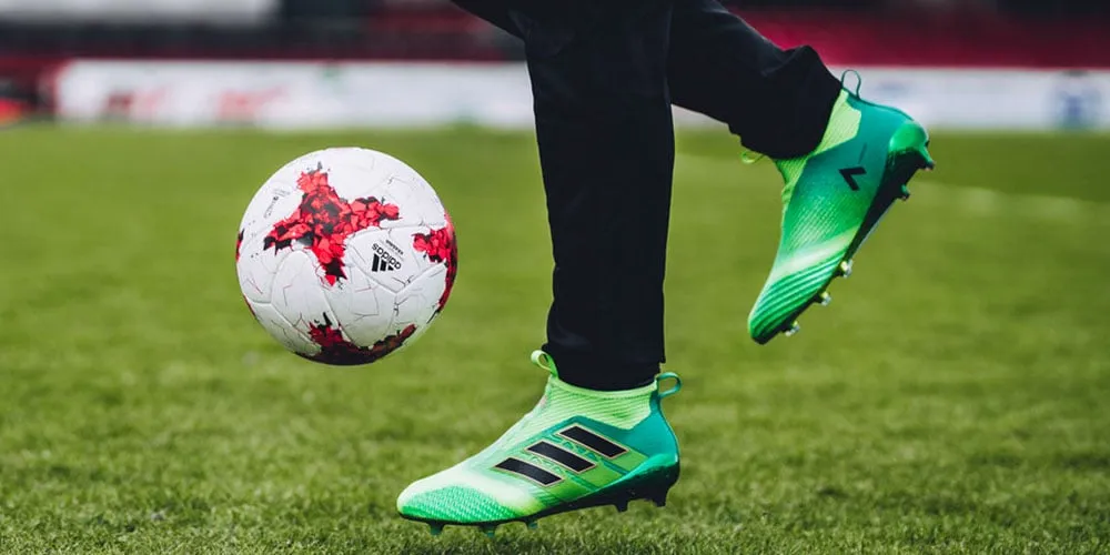 Nguy cơ chấn thương cổ chân khi sử dụng giày bóng đá đinh FG trên mặt sân cỏ nhân tạo