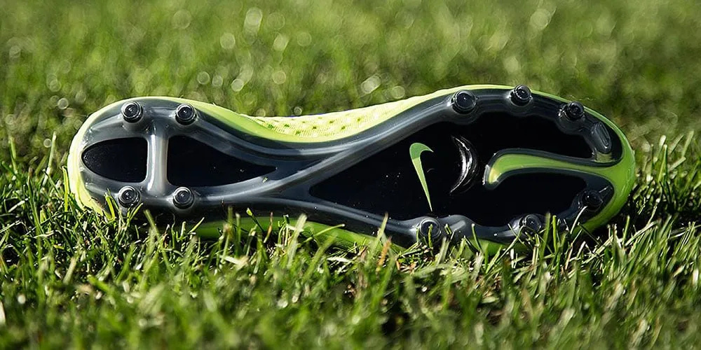 Đặc điểm đinh giày bóng đá FG hình tam giác, hỗ trợ bám sân cỏ thật hiệu quả ở Việt Nam