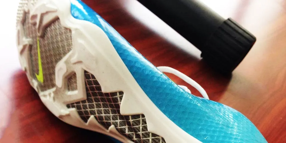 Sai lầm khi mài đinh giày FG để chơi bóng đá trên sân cỏ nhân tạo tại Việt Nam