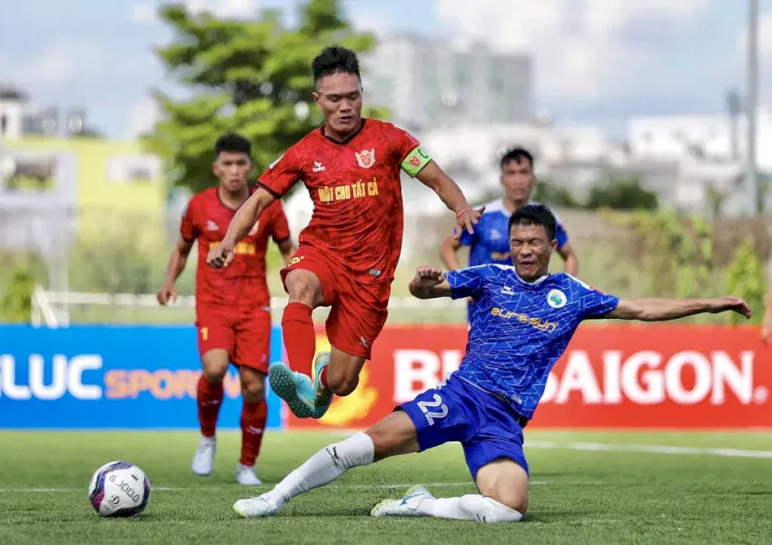 Bóng đá Ý là gì: Hình ảnh các cầu thủ trên sân cỏ nhân tạo, thể hiện tinh thần thể thao và niềm đam mê bóng đá