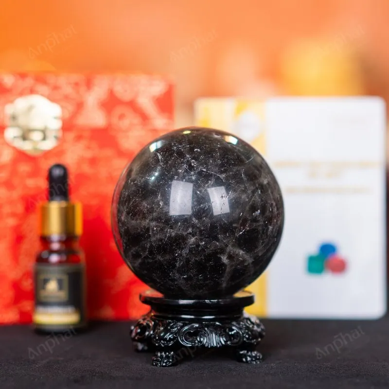 Quả cầu thạch anh đen bóng mượt, biểu tượng của năng lượng và sự bảo vệ
