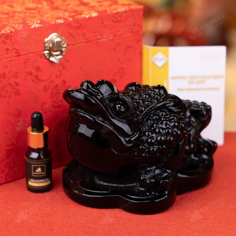 Tượng Thiềm Thừ chế tác từ đá obsidian màu đen bóng, mang ý nghĩa tài lộc