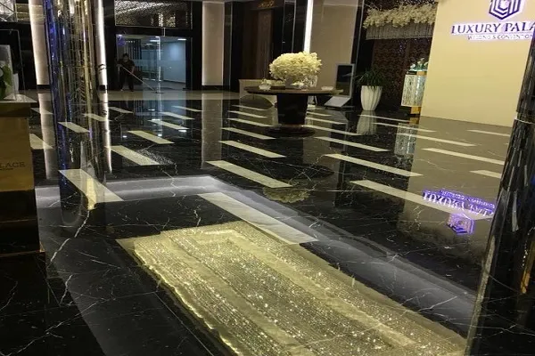 Kỹ thuật đánh bóng đá Marble đen trên cầu thang với hóa chất chuyên dụng