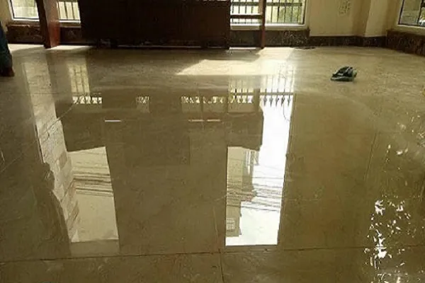 Máy đánh bóng sàn đá đang thực hiện làm sạch và tạo độ bóng cho bề mặt đá tự nhiên.