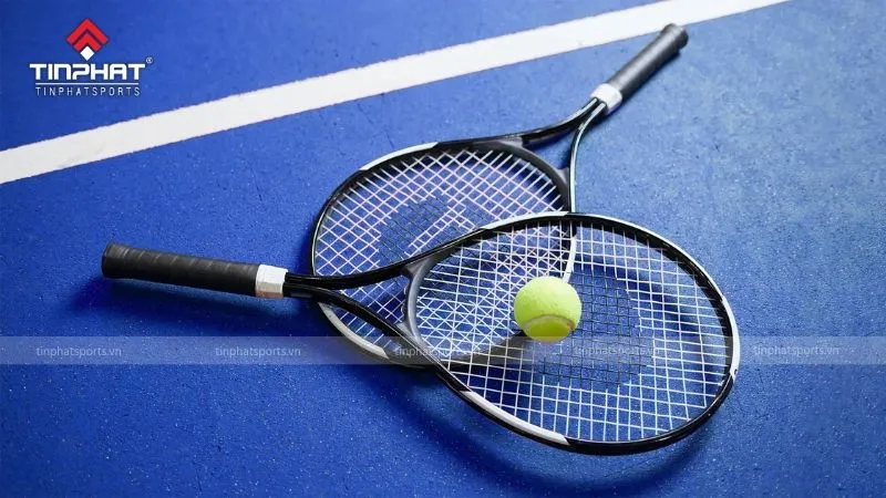 Minh họa các luật đặc biệt trong tennis (như Tie-break), tương phản với cách giải quyết hòa trong bóng đá