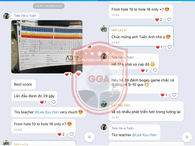 Hình ảnh người chơi golf trong phòng tập 3D, minh họa việc luyện tập và phân tích dữ liệu để cải thiện hiệu suất. Điều này giống như việc sử dụng các công cụ phân tích để nắm rõ handicap trong bóng đá và tối ưu chiến lược soi kèo.