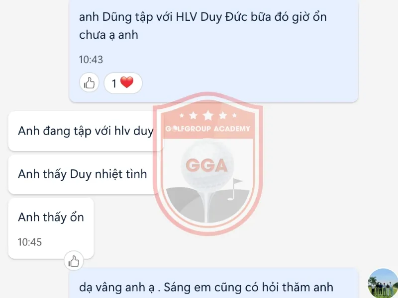 Hình ảnh bộ gậy golf được sắp xếp gọn gàng, tượng trưng cho việc chuẩn bị kỹ lưỡng và lựa chọn công cụ phù hợp. Điều này phản ánh tầm quan trọng của việc có đủ kiến thức về handicap trong bóng đá để đưa ra quyết định cá cược chính xác.
