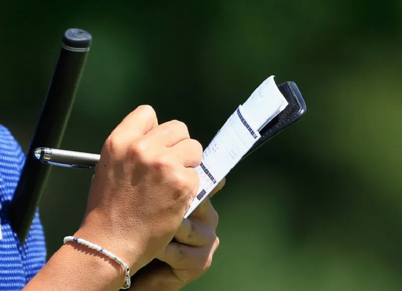 Một nhóm người đang chơi golf trên sân, minh họa việc đánh giá trình độ trong thể thao. Điều này tương tự như việc dựa vào handicap trong bóng đá để nhận định khả năng thắng của các đội.