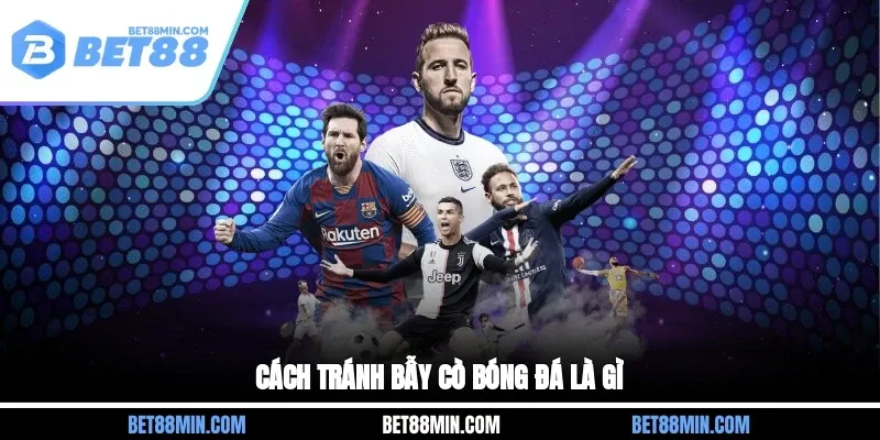 Mũ bảo hiểm và lá chắn, tượng trưng cho việc trang bị kiến thức và cảnh giác để tránh các chiêu trò lừa đảo của &quot;cò bóng đá là gì&quot;.