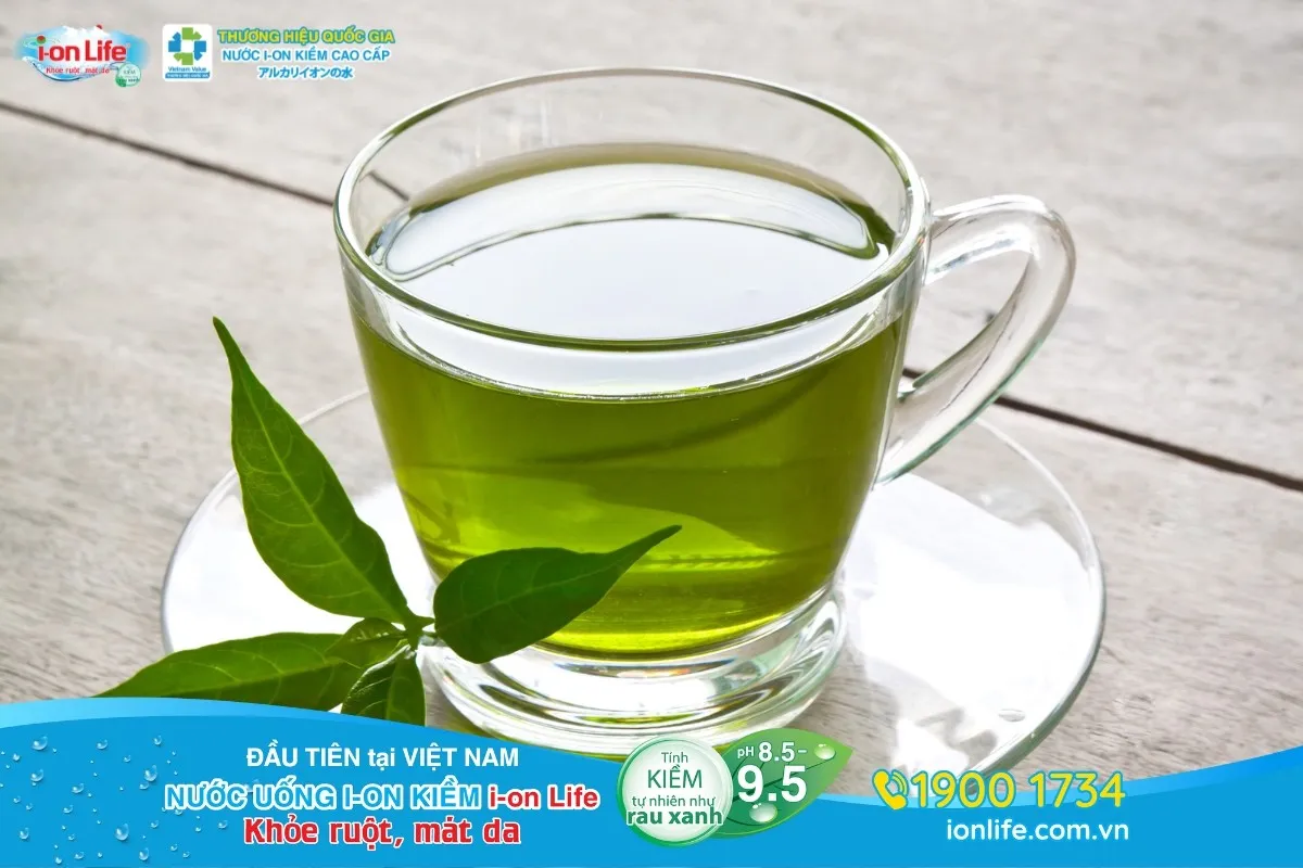 Một tách trà xanh nóng giúp giảm đau mỏi và viêm cơ bắp sau khi đá bóng