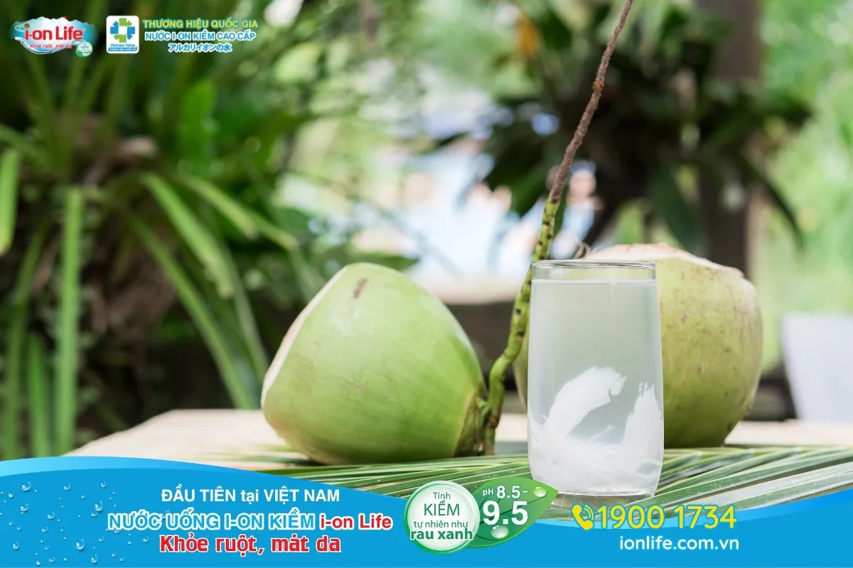 Ly nước dừa tươi mát giúp bù nước và khoáng chất rất tốt cho cầu thủ sau khi đá bóng