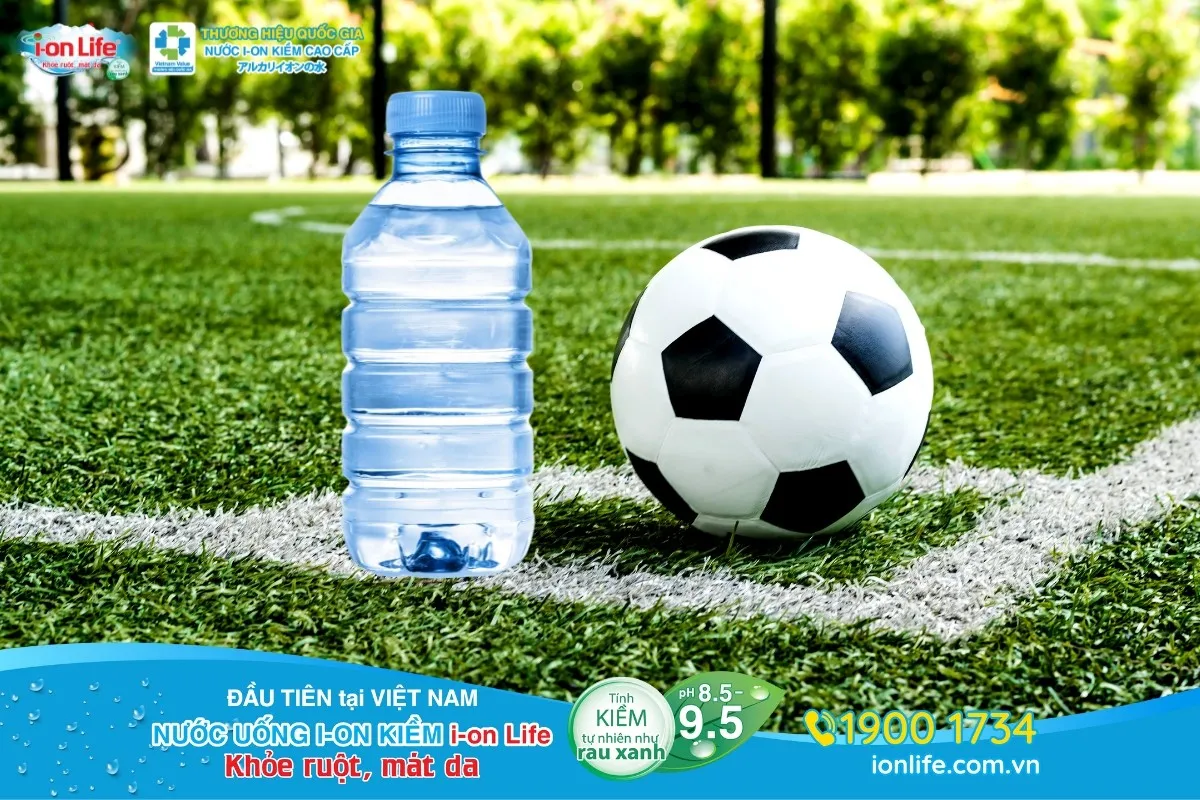 Một cầu thủ đang uống nước sau trận đấu để phục hồi năng lượng và tránh mất nước