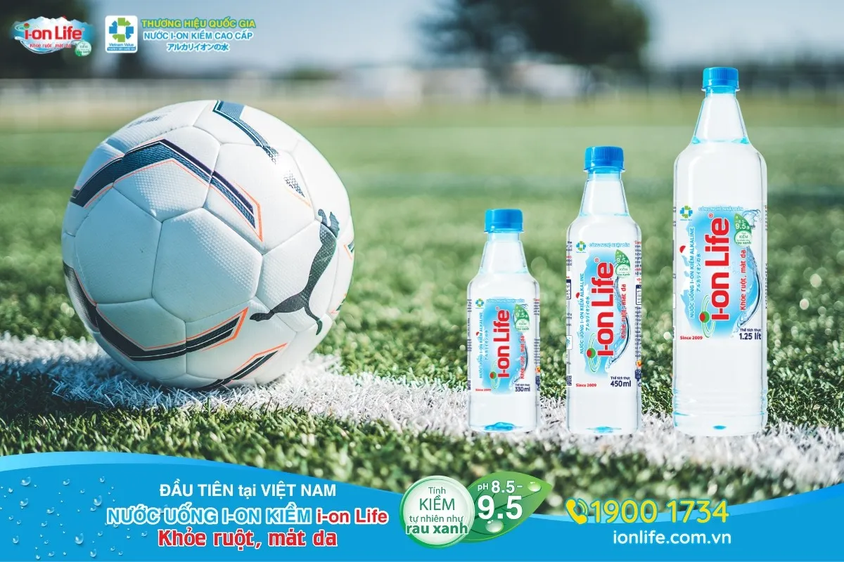 Nước ion kiềm i-on Life là lựa chọn hoàn hảo cung cấp năng lượng, bù khoáng và hỗ trợ phục hồi cho cầu thủ sau khi đá bóng