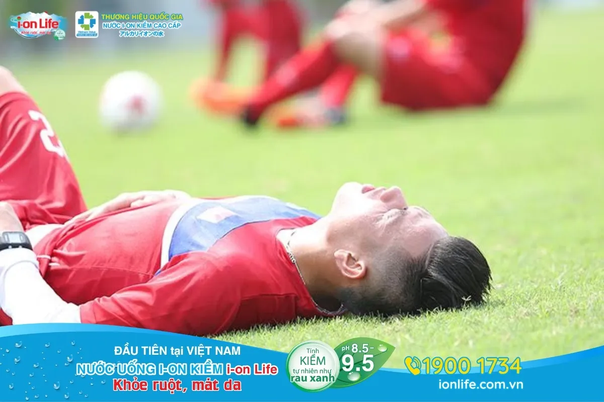 Hậu quả mất nước nghiêm trọng cần tránh khi đi đá bóng