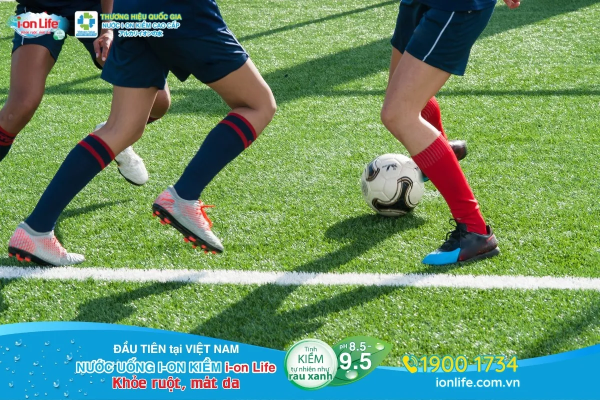 Một cầu thủ đang uống nước trong giờ nghỉ giữa hiệp để duy trì năng lượng và bù đắp lượng nước đã mất