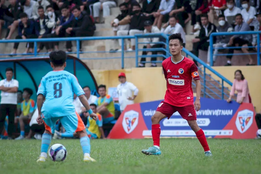 Bóng đá Ý là gì: Hình ảnh một đội bóng đang ăn mừng trên sân, thể hiện niềm vui chiến thắng và sự gắn kết của tập thể