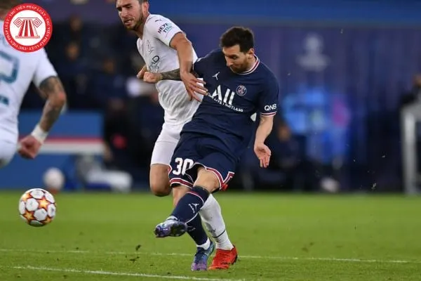 Cầu thủ bóng đá chuyên nghiệp trong trận đấu, nhấn mạnh vai trò và trách nhiệm của họ