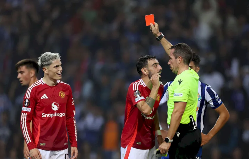 Cầu thủ có hành động đánh nóng hoặc xúc phạm trọng tài có thể bị phạt thẻ đỏ