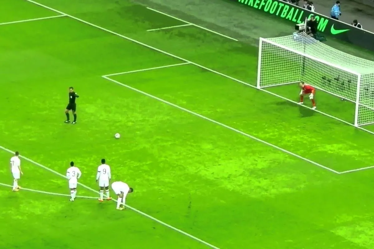 Chấm ném phạt bóng đá trong tiếng Anh là penalty spot, vị trí quan trọng trên sân.