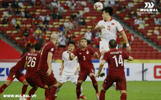 Kỹ thuật lùi bước chéo giúp cầu thủ chuẩn bị tấn công không chiến trong bóng đá hiệu quả.