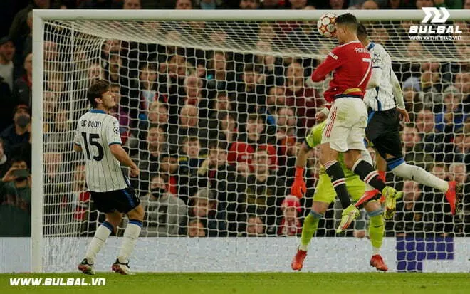 Cầu thủ quan sát bóng để ra quyết định chính xác trong pha không chiến trên sân cỏ.