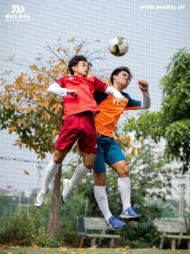 Trang phục thoải mái và vừa vặn hỗ trợ cầu thủ đạt hiệu quả cao trong không chiến bóng đá.