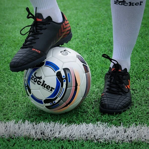 Cầu thủ lựa chọn giày đá bóng phù hợp với lối chơi và mặt sân.