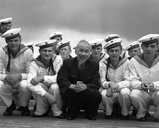 Chủ tịch Hồ Chí Minh chụp ảnh cùng các thủy thủ