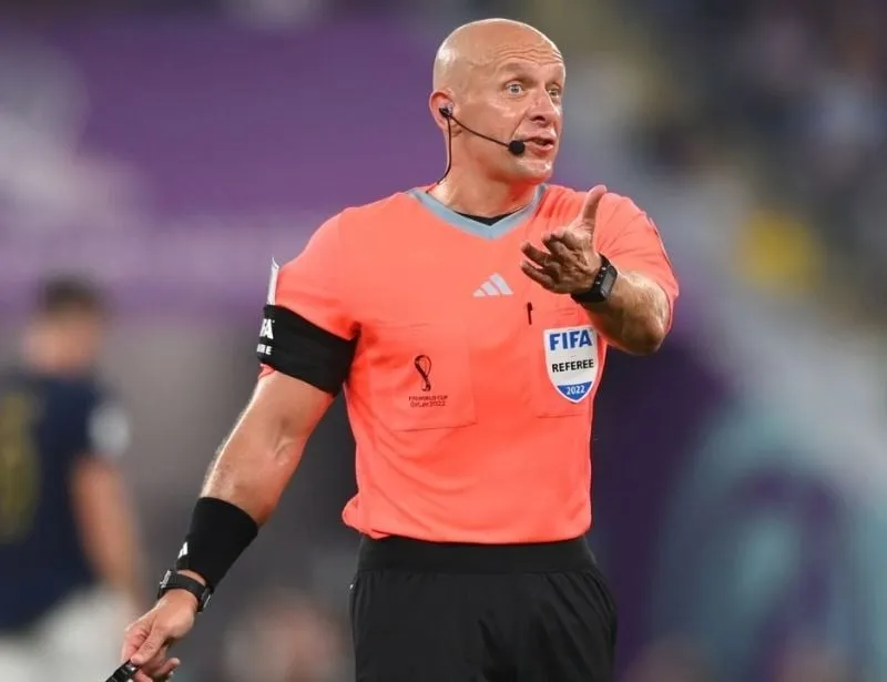 Tiêu Chuẩn FIFA Của Một Trọng Tài Chính Bóng Đá Chuyên Nghiệp