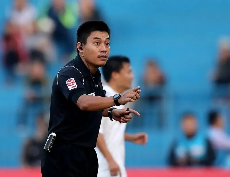 Trọng Tài Chính Bóng Đá Xử Lý Vi Phạm Với Thẻ Vàng, Thẻ Đỏ