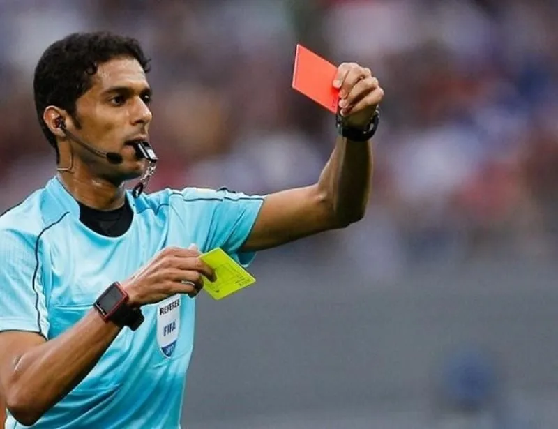 Trọng Tài Chính Bóng Đá Rút Thẻ Đỏ: Quyết Định Thay Đổi Diễn Biến Trận Đấu