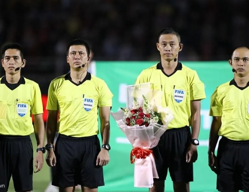 Đội Ngũ Trọng Tài Hỗ Trợ Trọng Tài Chính Bóng Đá Điều Khiển Trận Đấu
