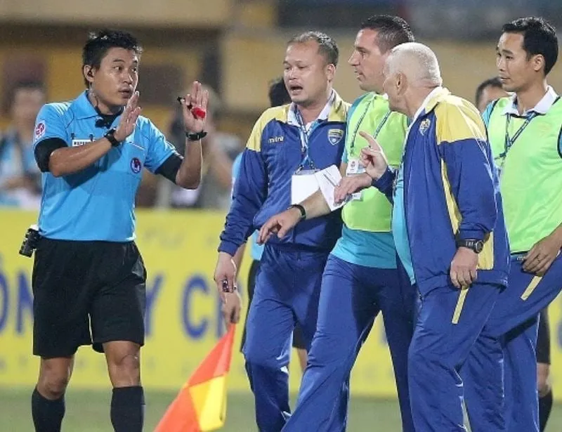 Trọng Tài Chính Bóng Đá Là Gì Và Quyết Định Quan Trọng Của Họ Trên Sân