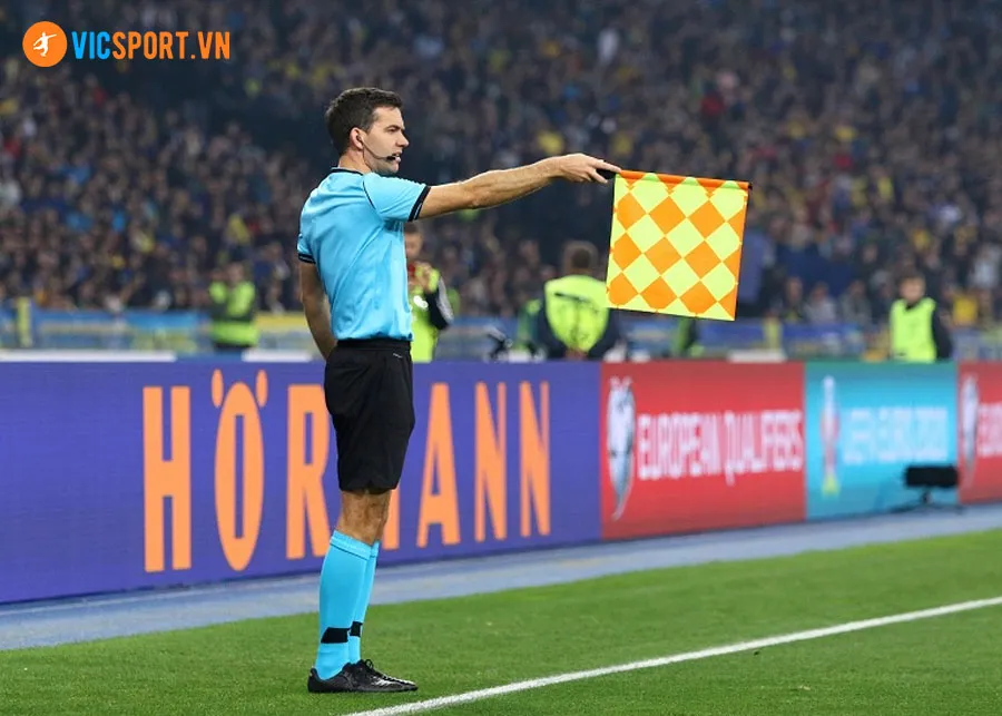 Cờ biên hỗ trợ trọng tài chính trong các quyết định quan trọng