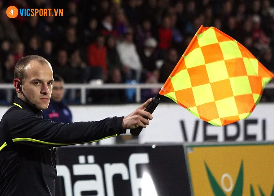 Chi tiết cờ biên, vũ khí không thể thiếu của trợ lý trọng tài