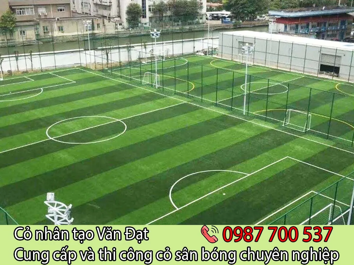 Cầu thủ thi đấu trên sân cỏ nhân tạo an toàn, êm ái