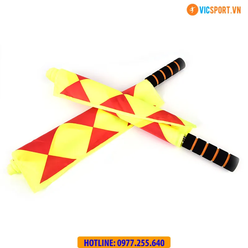 Một cặp cờ trọng tài biên tiêu chuẩn cho mỗi trợ lý