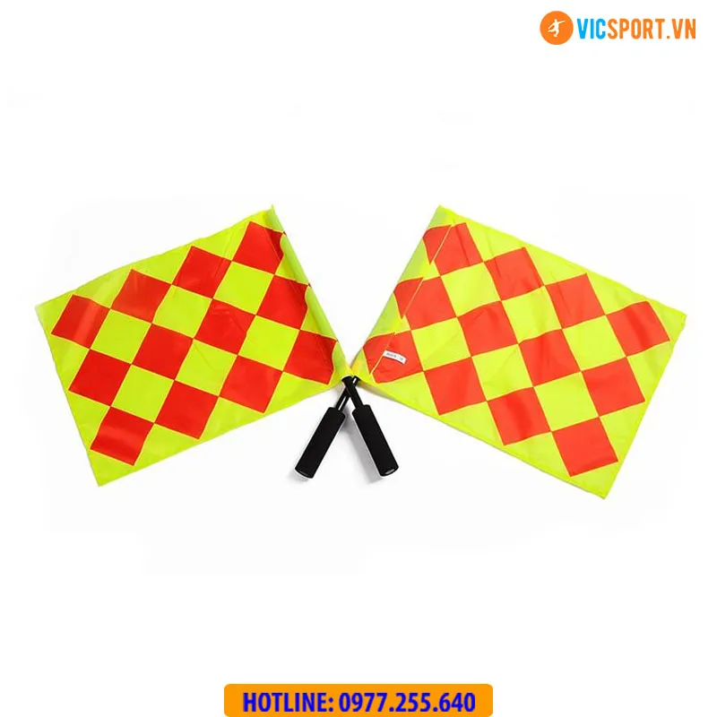 Cờ trọng tài biên với màu sắc rực rỡ, dễ nhận biết trên sân