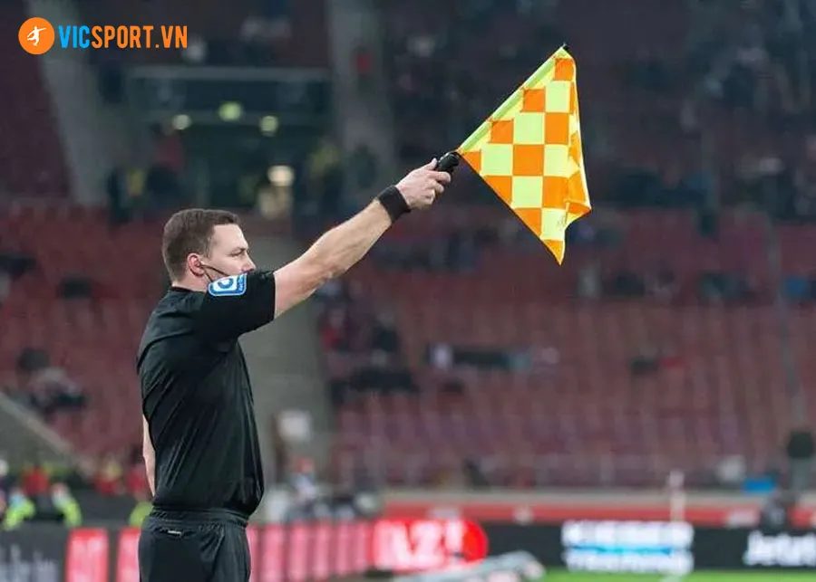 Cờ trọng tài biên bóng đá màu gì với sọc đỏ vàng nổi bật