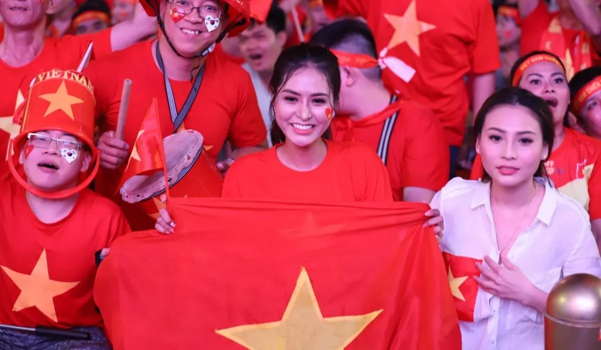 Người hâm mộ cổ vũ cuồng nhiệt, tạo không khí sôi động cho trận đấu.