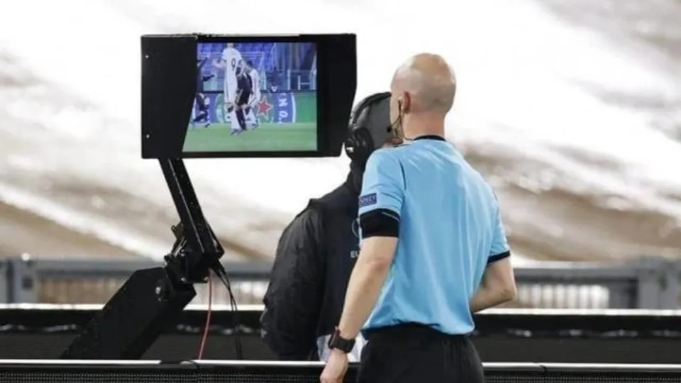 Hệ thống VAR giúp trọng tài xem lại các tình huống gây tranh cãi để đảm bảo công bằng