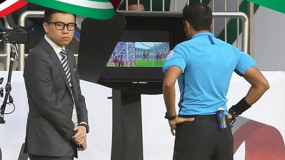 Trọng tài tham khảo màn hình VAR để đưa ra quyết định chính xác hơn, giảm thiểu sai sót